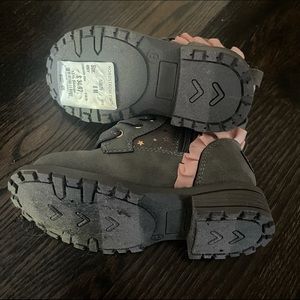 Little girls boots, size 8. Gray and pink.